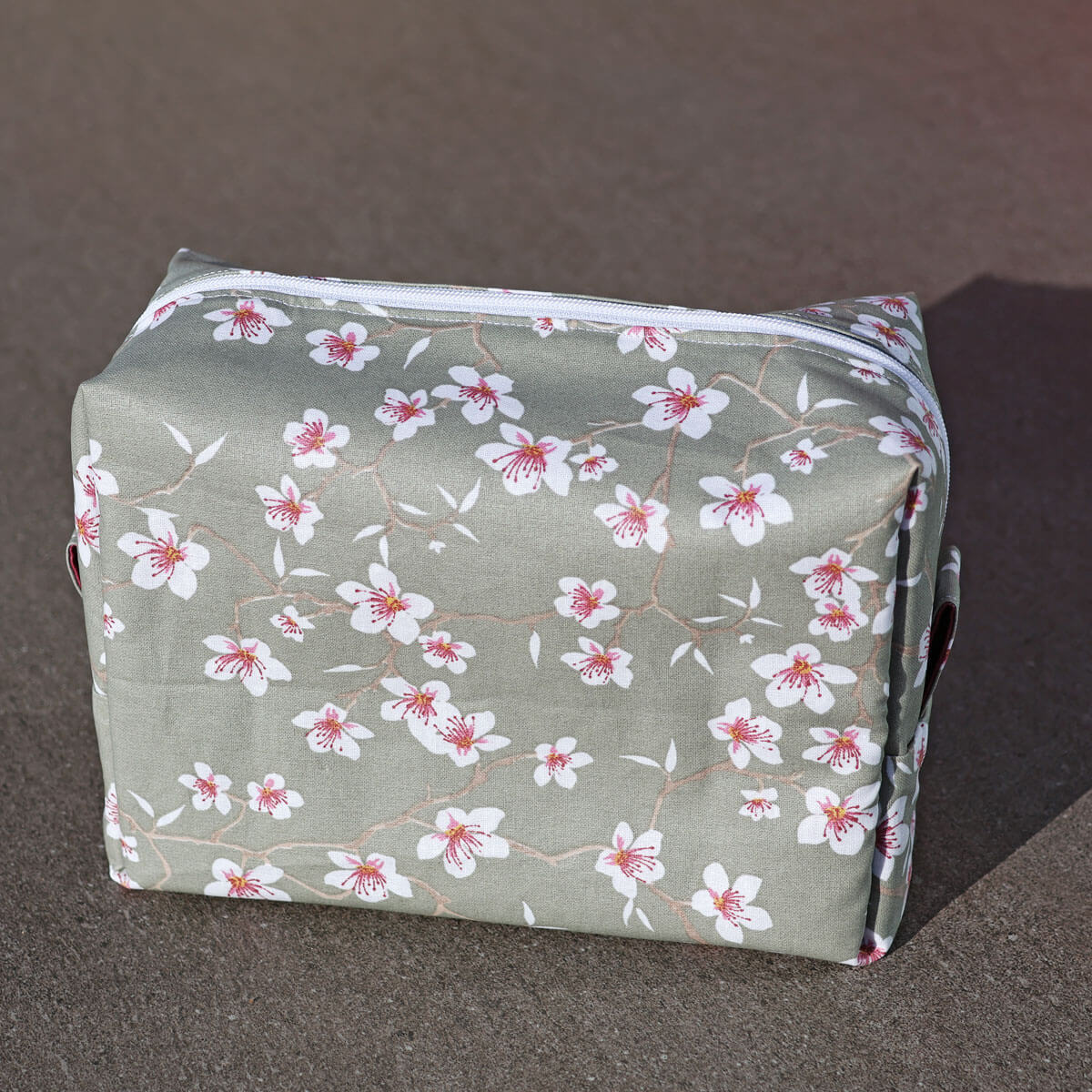 Necessaire beige mit Blumen