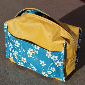 Necessaire blau mit Blumenmuster