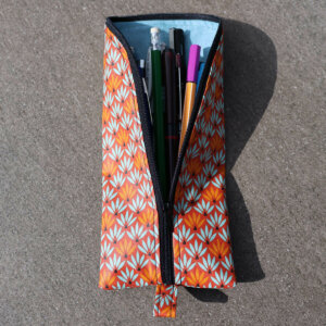 Etui mit orange-hellblauem Muster